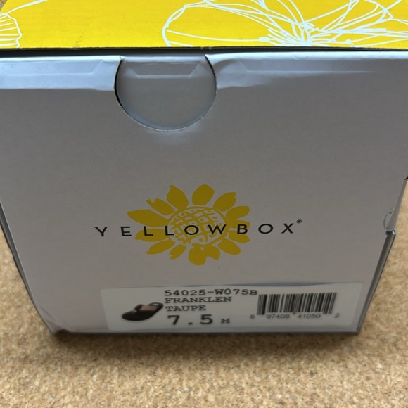 Women’s yellowbox Franklen Taupe flip Flips size 7.5 great condition - Picture 3 of 3